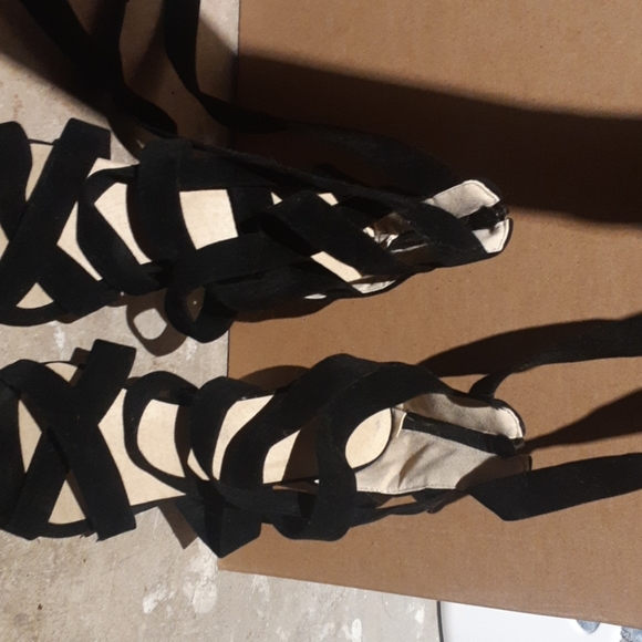 Black heels - Picture 2 of 4